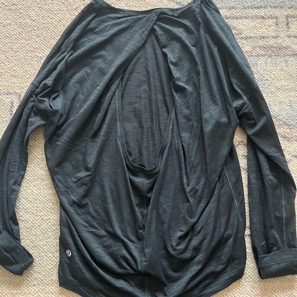 Lululemon lightweight long sleeve open back top. Size 6 - Picture 2 of 2